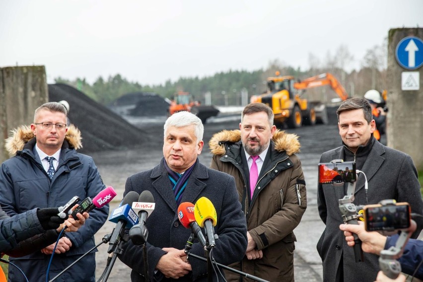 Konferencja w białostockim składzie węgla (na zdjęciu od...