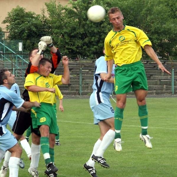 Marcin Pietrucha zdobywa trzeciego gola dla Siarki Tarnobrzeg w pojedynku z Crasnovią.