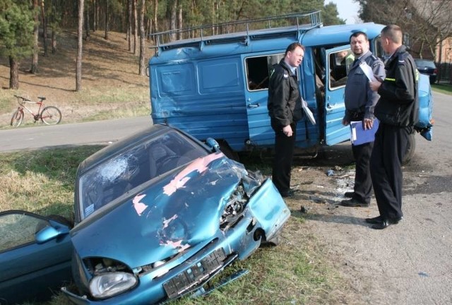 W zderzeniu mazdy i żuka niegroźnych obrażeń ciała doznały trzy osoby.