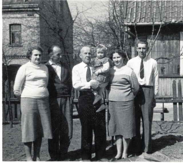 Stanisław Ostaszewski z córkami Lonią i Jadwigą , ich mężami i wnuczką, Bojary, lata 70/80