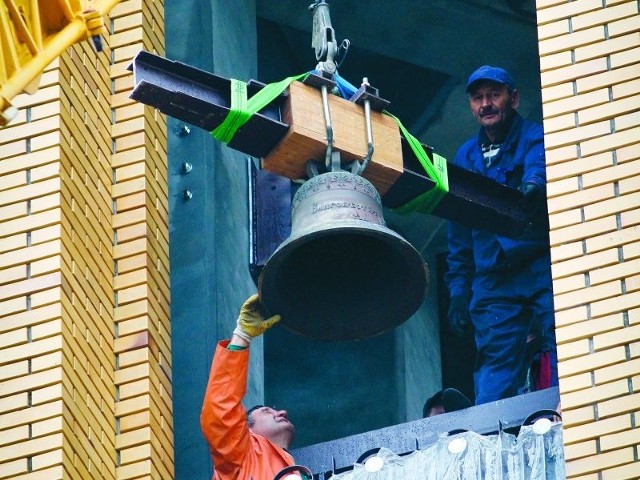 W sobotę robotnicy zawiesili dzwony na cerkiewnej wieży