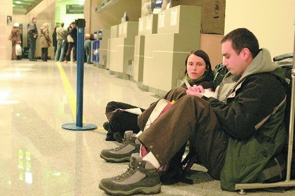 Sylwia Błażejczak i Paweł Bednarski  zdenerwowani czekali na samolot, który...  przez kilka godzin stał na płycie lotniska