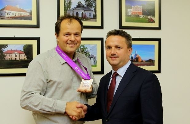 Burmistrz Leszek Kopeć pogratulował sukcesu Ireneuszowi Kapuście.