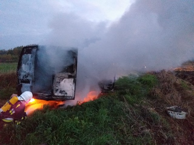 Nad ranem w miejscowości Jangrot w gminie Trzyciąż doszło do pożaru samochodu dostawczego