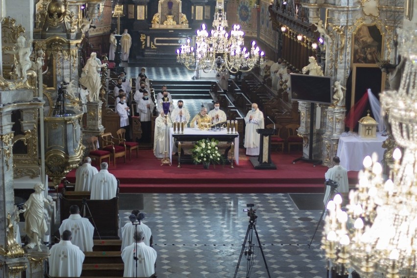 Biskup sandomierski i kapłani na Mszy Krzyżma w katedrze. Wymowna homilia ordynariusza [ZDJĘCIA]