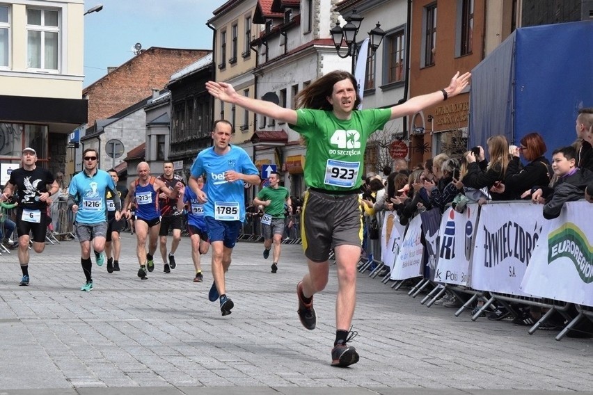 Startuje 21. PKO Półmaraton dookoła Jeziora Żywieckiego. Będą utrudnienia na drodze wokół jeziora