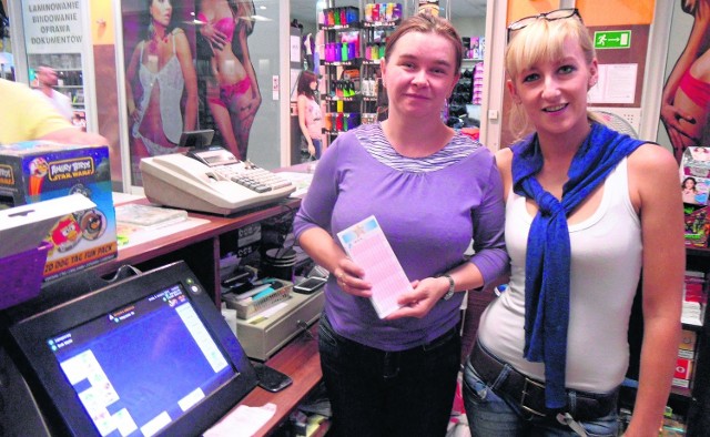 Katarzyna Raczek (z lewej) jest jedną z trzech pań, które pracują w punkcie Lotto przy ul. Zielonej w Żywcu. Na razie nie wiadomo, która z nich sprzedała zwycięski kupon
