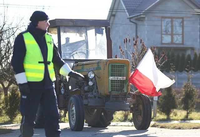 W poniedziałek około godziny 14 z pobocza krajowej "dwunastki" w Pozagajniku koło Zwolenia zniknęła kolumna ciągników.