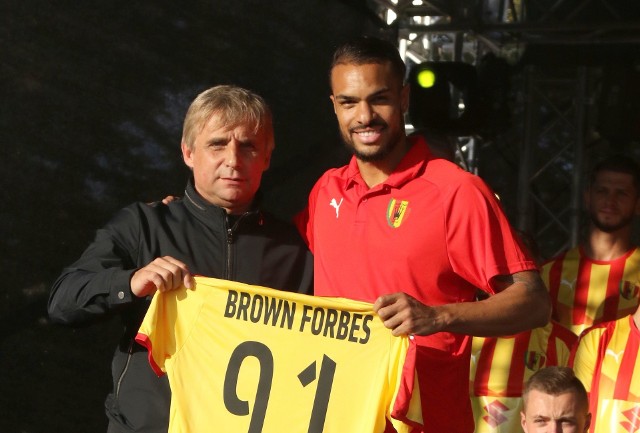 Felicio Brown Forbes podpisał dwuletni kontrakt z Koroną Kielce. Obok prezes Krzysztof Zając.