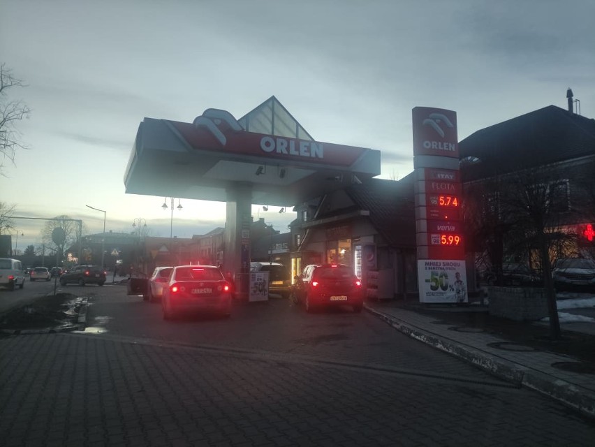 Podhale. Długie kolejki przed stacjami paliw. Kierowcy boją się podwyżek przez wojnę na Ukrainie 