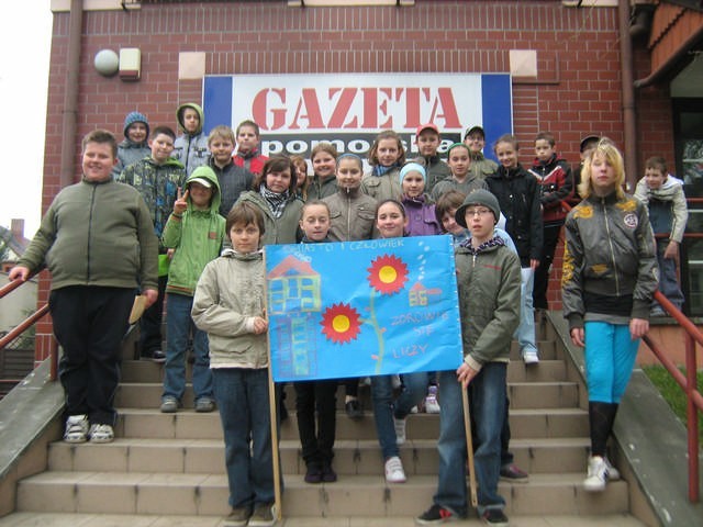 Grupa uczniów klas czwartych Zespołu Szkół integracyjnych w Inowrocławiu przed redakcją "Pomorskiej"