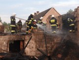 Pożar w Izdebniku. Zwierzęta i maszyny strawił ogień, domy ocalały cudem [ZDJĘCIA, WIDEO]