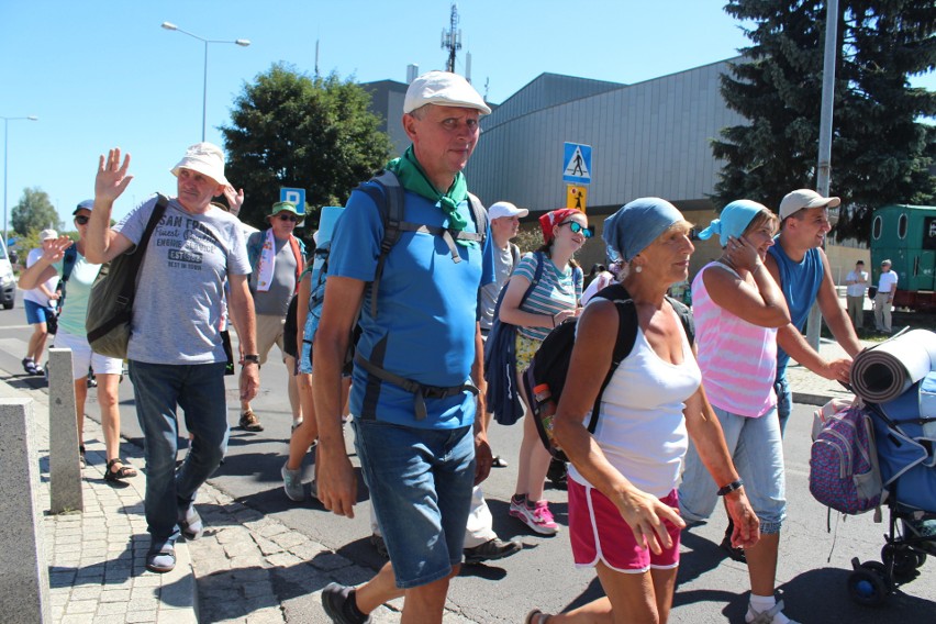 Chrzanów. Pielgrzymi w drodze na Jasną Górę. Przed nimi ostatnie 50 km  [ZDJĘCIA]