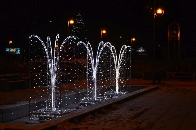 W tym roku Suchedniów w okresie świątecznym wygląda wyjątkowo ładnie. Gmina dokupiła iluminacji, którymi udekorowano główne ulice miasteczka. Pięknie wygląda stojąca w parku nad zalewem choinka, podarowana miastu przez Nadleśnictwo Suchedniów. Uwagę zwraca również fontanna na skwerze przed magistratem. Zapraszamy do obejrzenia galerii zdjęć.