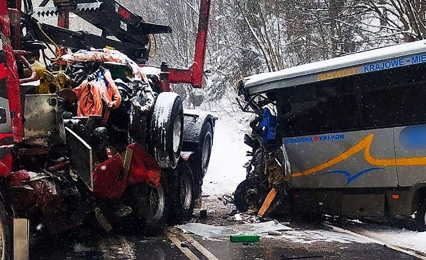 Wypadek kursowego busa pod Limanową. Kierowca i pasażerka w szpitalu [ZDJĘCIA]