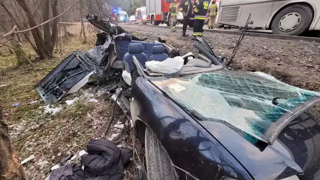 Kierowca i pasażer audi zostali poszkodowani w zderzeniu z autobusem w Łomnicy Zdroju