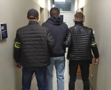 Kierowcy parkujący pod kąpieliskiem Fala w Łodzi wreszcie odetchną. Policjanci zatrzymali złodzieja, który włamywał się tam do samochodów