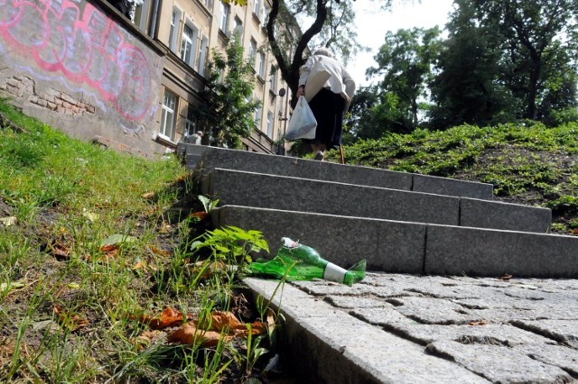 Najczęściej piją na skarpie, która jest tuż przy murku. Tam jest dosyć ciemno, więc czują się bezkarni - mówi nasza Czytelniczka