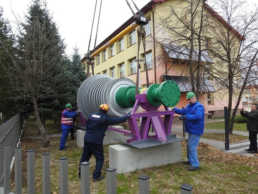 Niezwykła maszyna, prosto z elektrowni stanęła przy szkole w Połańcu (ZDJĘCIA)