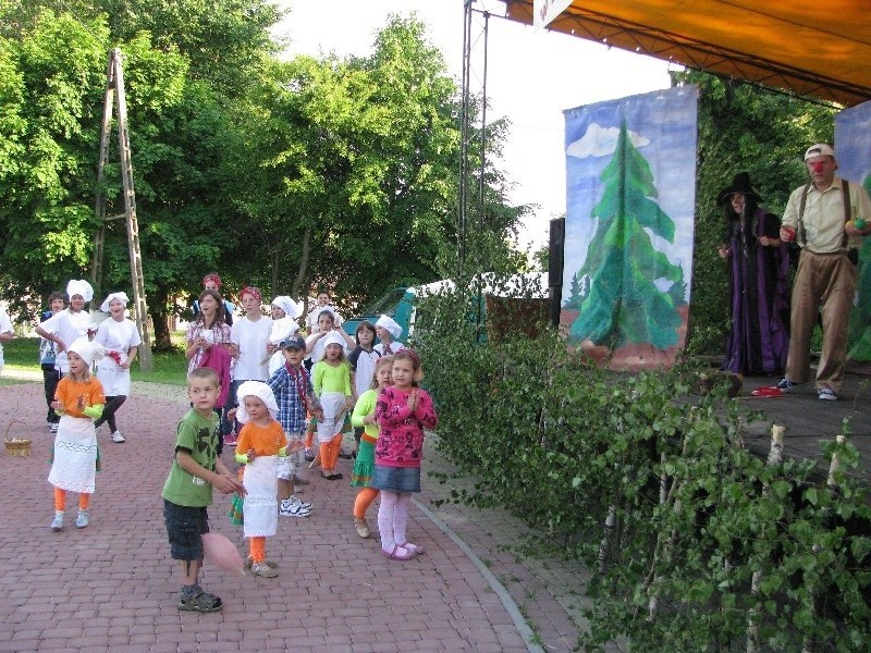 Aktorzy z Warszawy zaprosili dzieci do wspólnej zabawy