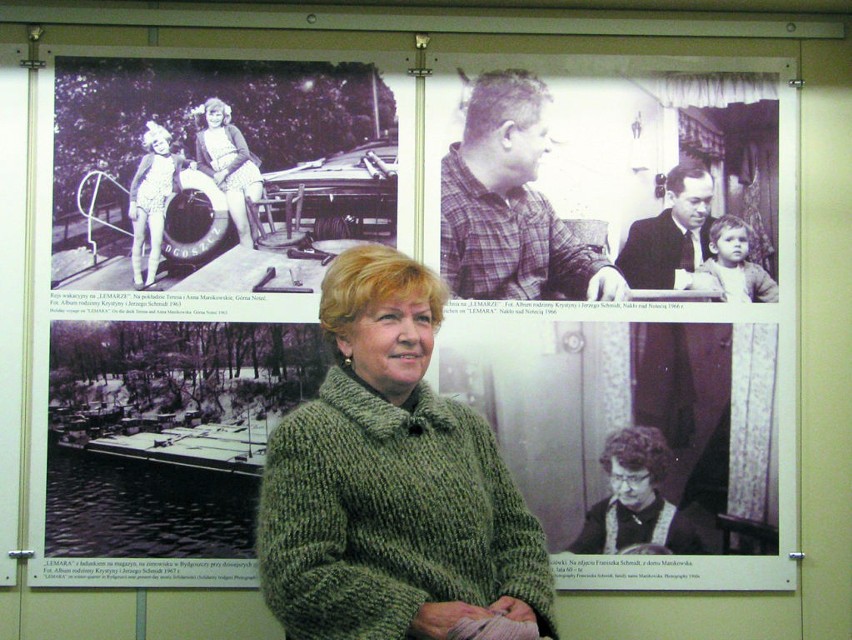 Krystyna Schmidt, córka Adolfa, przy fotografii ojca.