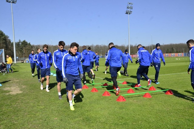 W związku z plagą kontuzji wśród napastników do trenowania z pierwszą drużyną dołączono piłkarzy rezerw.