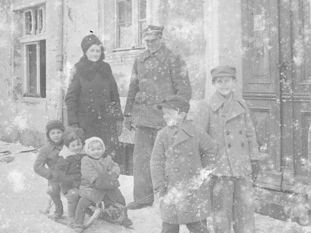 Początek roku 1946. Rodzina Filipczaków przed ich pierwszym, kołobrzeskim domem, kamienicą przy ul. Kresowej 3 (dziś ul. E. Gierczak). Dzieci w kolejności od prawej: Bolesław, Józef, Mirosława, Władysława zwana Marylą i Kazimierz. W następnych latach urodzili się: Wiesława, Krystyna, Urszula i Leszek.