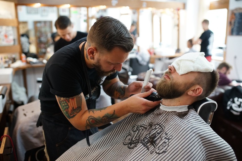 W Krakowie otwarto dwa barber shopy. Golibroda znów wrócił do łask [ZDJĘCIA]