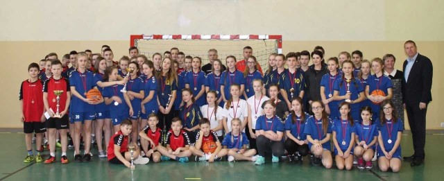Uczestnicy dziecięcych koszykarskich zmagań w Szkole Podstawowej w Królewcu.