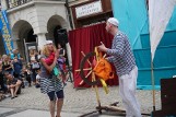 Gniewkowo. Teatr Łata pokaże dwa spektakle teatralne na rynku.  VIII edycja wędrującego festiwalu "Teatr w Małym Mieście"