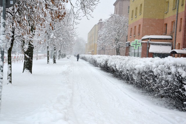 Stalowa Wola, ulica Popiełuszki, spod śniegu nie widać chodnika i ścieżki rowerowej