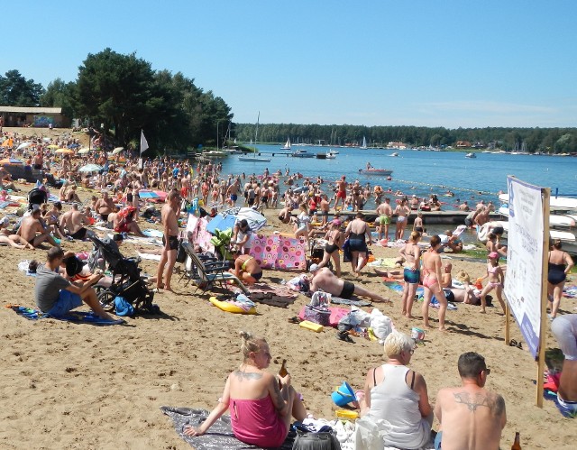 Takie tłumy na plażach regionu pojawią się zapewne dopiero w następny weekend, gdy prognozowana jest fala upałów