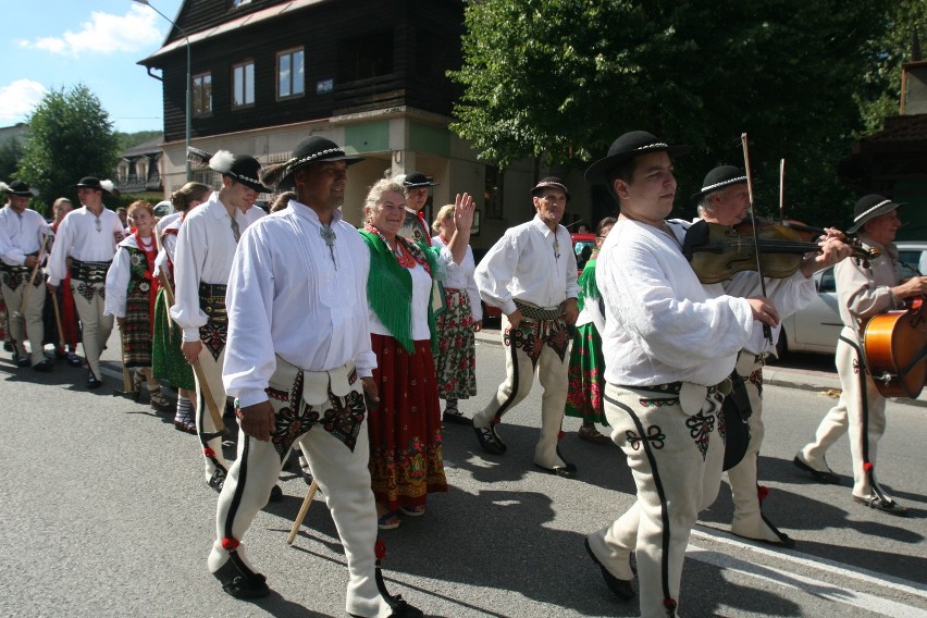 Tydzień Kultury Beskidzkiej 2016: Drugi dzień święta folkloru. Barwny korowód w Szczyrku [ZDJĘCIA]