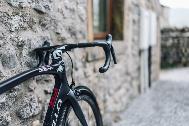 Pinarello Dogma F12 - na takim rowerze ścigają się Michał Kwiatkowski i Michał Gołaś w Team Ineos (dawniej Sky). To zupełnie nowa konstrukcja, dostosowana do oczekiwań zawodowców, ale dostępna także dla kolarzy amatorów. Warunek - głęboki portfel, bo to rower droższy od samochodu.ZOBACZCIE ZDJĘCIA I OPIS MASZYNY SZYKOWANEJ NA TOUR DE FRANCE >>>