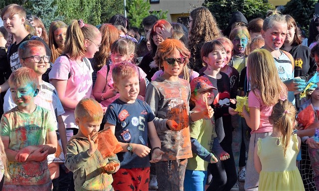 W Bukownie odbył się tradycyjny festiwal kolorów, czyli można było się wykąpać w... proszku