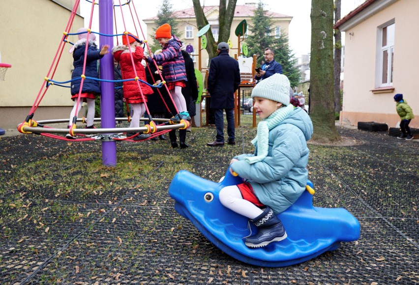 Plac zabaw dla przedszkolaków z ul. Spokojnej odmienił swoje oblicze. Lista zmian jest długa 