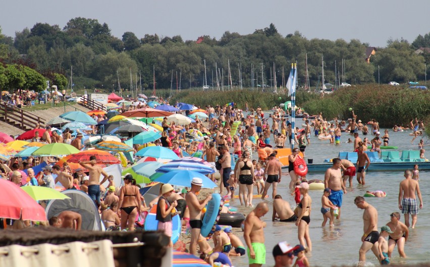 Jezioro Tarnobrzeskie i upalna ostatnia niedziela sierpnia 2023: słońce, piasek, woda, aktywny wypoczynek i zabawa. Zobaczcie zdjęcia    