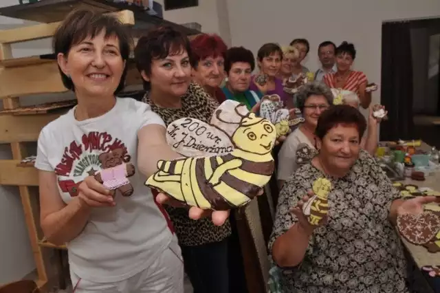 Mieszkańcy Karłowic z okazji 200-lecia urodzin słynnego pszczelarza Jana Dzierżona zorganizowali w ubiegłym roku święto w klimacie piernikowo-miodowym. Podobnych, nietypowych imprez  w regionie przybywa w błyskawicznym tempie.