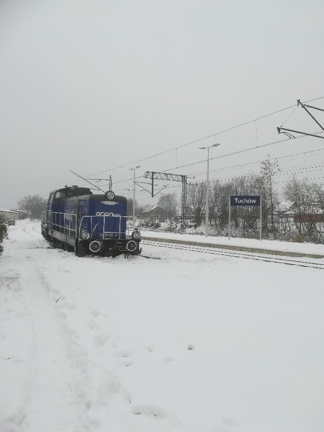 Lokomotywa stoi na bocznym torze na stacji Tuchów