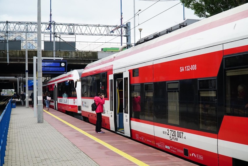 Pociągi Kolei Wielkopolskich, w ramach Poznańskiej Kolei...