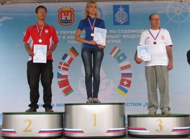 Beniamin Brylka na podium (pierwszy z lewej)