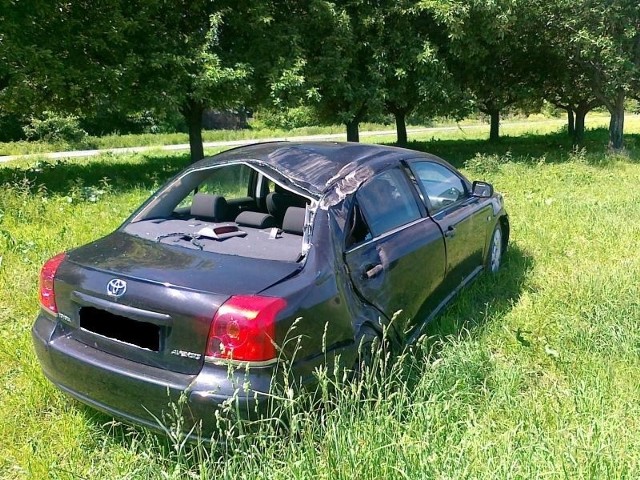 Toyota po dachowaniu trafiła na policyjny parking.