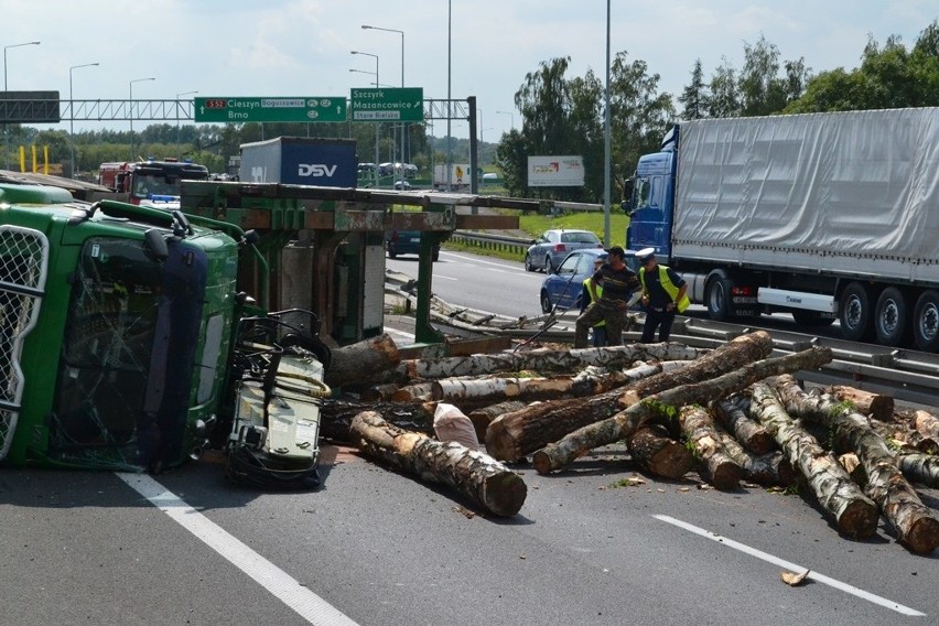 Wypadek tira na S52. Droga z Cieszyna na Bielsko-Białą zablokowana [ZDJĘCIA]