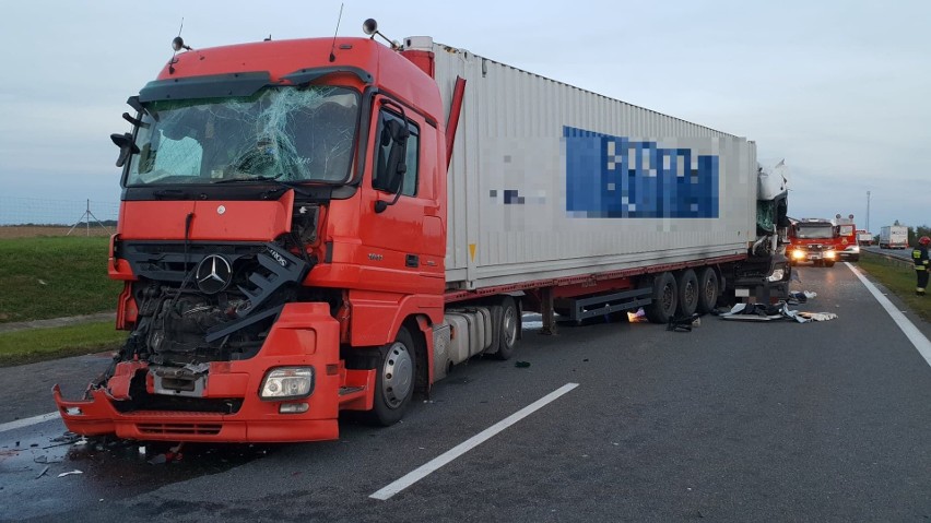 Wypadek na autostradzie A4 na wysokości wsi Olszowa. Zderzyły się cztery ciężarówki