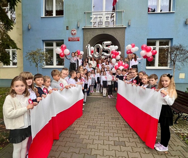 Obchody 105 rocznicy odzyskania Niepodległości w Szkole Podstawowej numer 1 we Włoszczowie. Więcej na następnych zdjęciach >>>