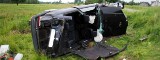 Pijany kierowca BMW dachował. Ranny pasażer został przetransportowany śmigłowcem do Warszawy 