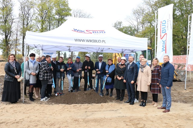 W uroczystości symbolicznego wbicia łopaty wzięli udział m.in. starosta Jarosław Sochacki, dyrektor ZS nr 5 Jarosław Tomkowski, jego zastępczyni Iwona Andrzejczuk, członkowie zarządu powiatu: Monika Kalinowska i Paweł Sobierajski, wiceprzewodniczący rady Ziemowit Kłosowski, radni: Hanna Pawlak, Danuta Tyraj i Krzysztof Szalkowski, dyrektor Powiatowego Centrum Obsługi Oświaty Katarzyna Szczęsny, przedstawiciele firmy WIKSBUD na czele z prokurentem Zbigniewem Sieradzkim, nauczyciele, przedstawiciele rady rodziców oraz uczniowie