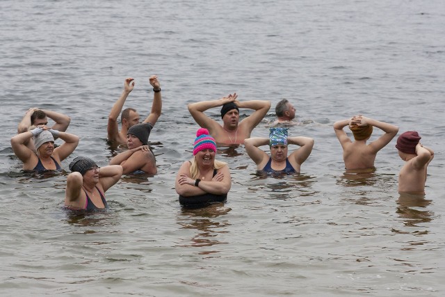 Morświry z Bydgoszczy znowu morsowali w Jeziorze Jezuickim w Pieckach. W niedzielne południe sympatycy zimnych kąpieli tradycyjnie spotkali się, by morsować.Aby zobaczyć galerię zdjęć przesuń gestem lub strzałką w prawo>>>