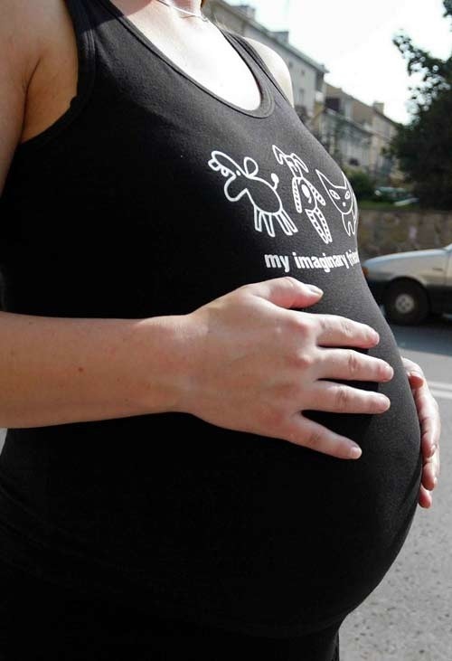 Ciężarna zastępczyni nie korzysta z kodeksowej ochrony, zgodnie z którą umowy terminowe albo na ponad miesięczny okres próbny, które rozwiązałyby się po upływie trzeciego miesiąca ciąży, przedłużają się do dnia porodu .