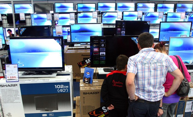 Pracownicy działu rtv w Saturnie przyznają, że z okazji Euro 2012 klienci częściej pytają o telewizory.